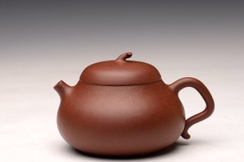 紫砂壶图片：美壶特惠 路达全手新作 清新可爱 小茄瓜 油润降坡泥 - 宜兴紫砂壶网