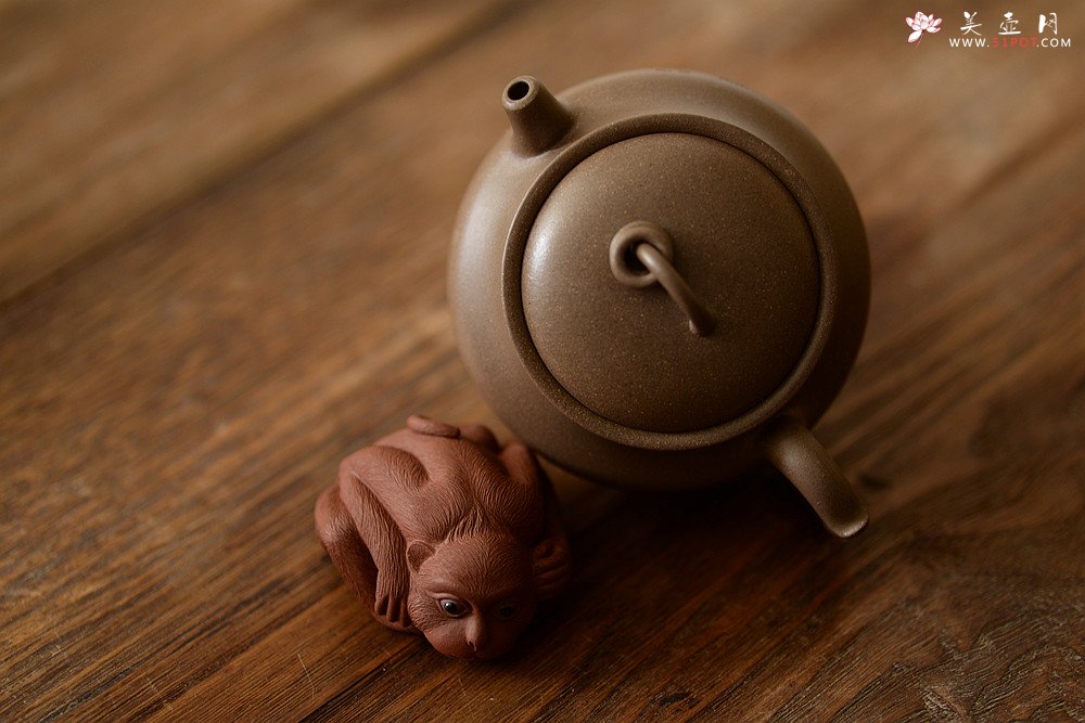 紫砂壶图片：造型新颖 耐品可人 全手青段禅钟 国师和石装饰 - 宜兴紫砂壶网