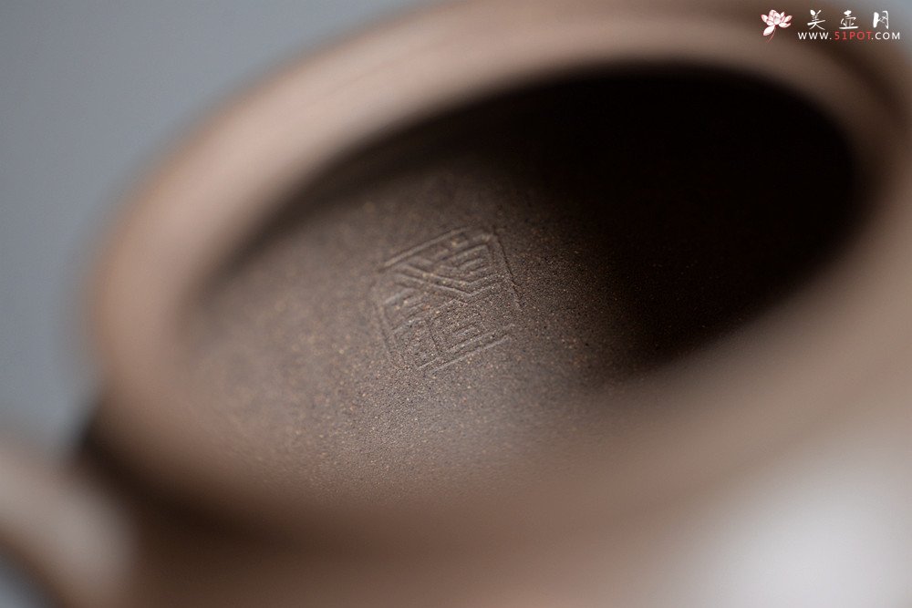 紫砂壶图片：造型新颖 耐品可人 全手青段禅钟 国师和石装饰 - 宜兴紫砂壶网