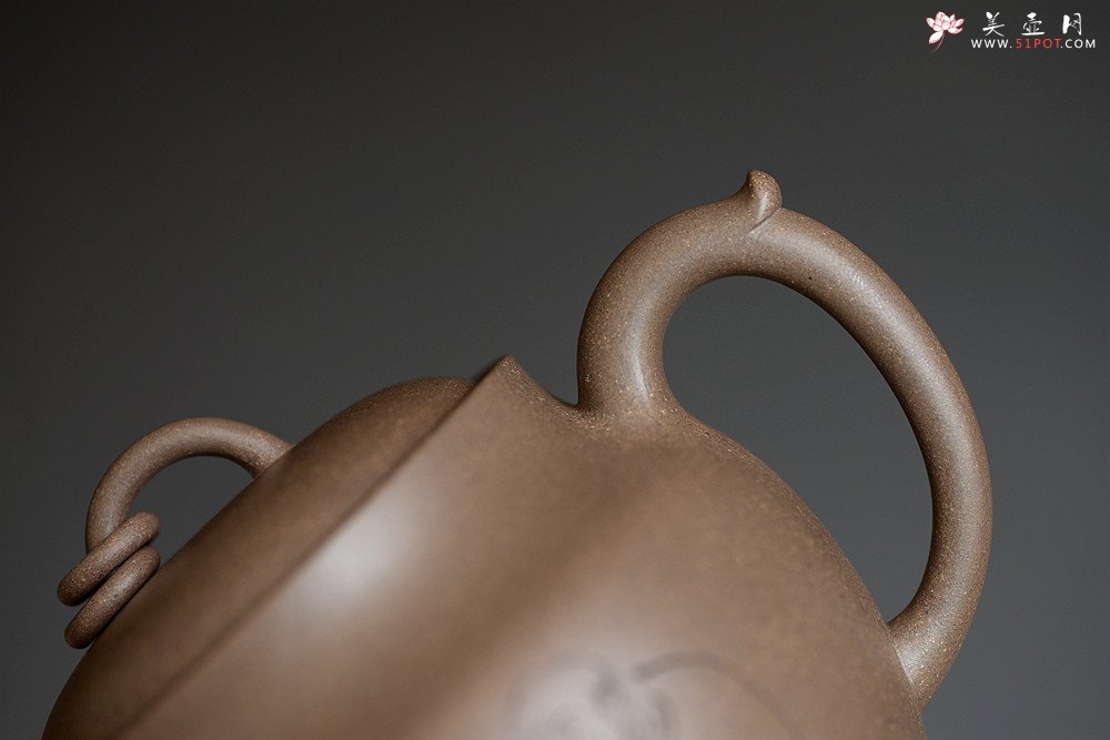 紫砂壶图片：造型新颖 耐品可人 全手青段禅钟 国师和石装饰 - 宜兴紫砂壶网