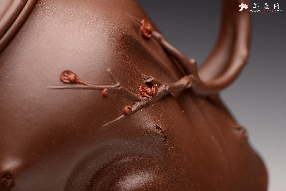 紫砂壶图片： 苍劲之意 古拙之风 单志萍松梅对桩 经典花货题材 - 宜兴紫砂壶网