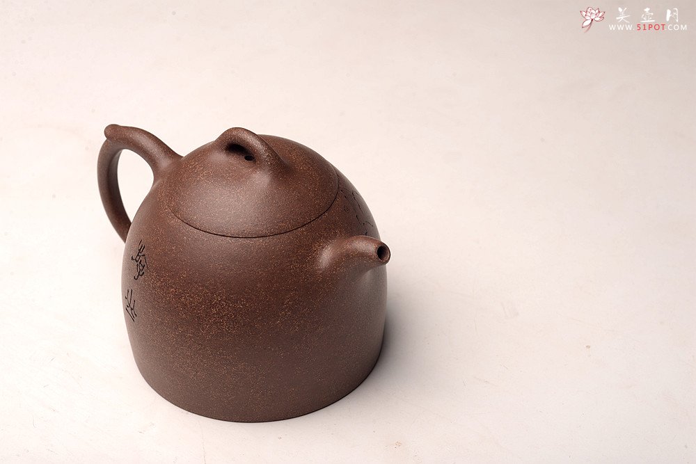 紫砂壶图片：周斌全手新作 朴素敦厚 全手秦权 文气佳品 游心堂主人装饰 油润段泥 - 宜兴紫砂壶网