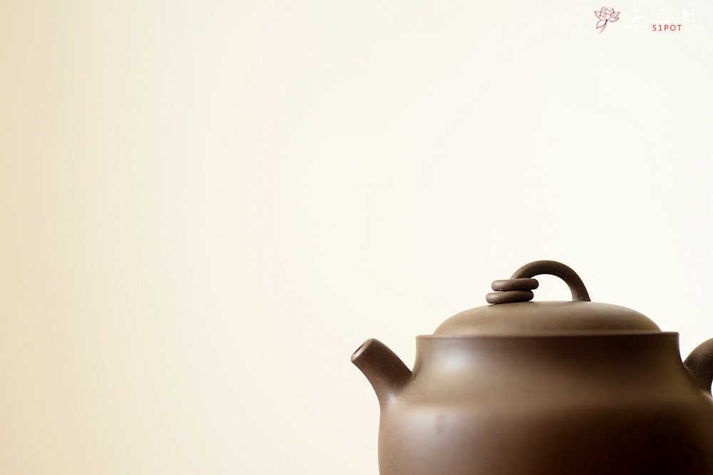 紫砂壶图片：造型新颖 耐品可人 全手青段禅钟 国师和石装饰 - 宜兴紫砂壶网