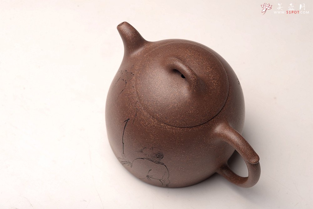 紫砂壶图片：周斌全手新作 朴素敦厚 全手秦权 文气佳品 游心堂主人装饰 油润段泥 - 宜兴紫砂壶网