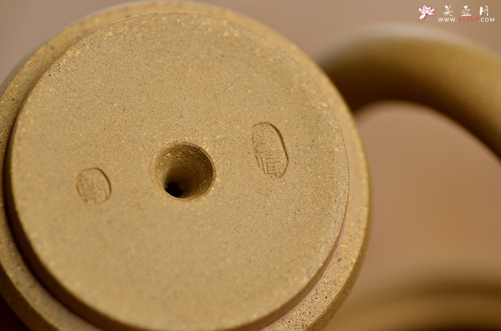 紫砂壶图片：淞庐作品 雅致文气 煮茶品茗~全手心经提梁 - 宜兴紫砂壶网