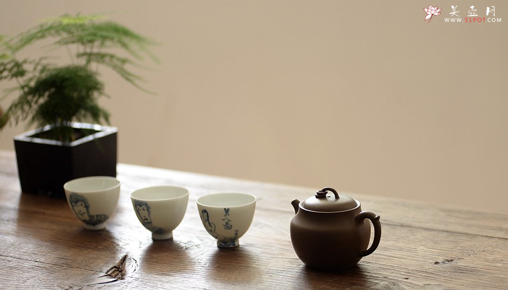 紫砂壶图片：造型新颖 耐品可人 全手青段禅钟 国师和石装饰 - 宜兴紫砂壶网