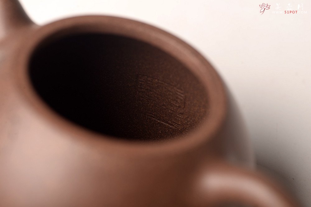 紫砂壶图片：周斌全手新作 朴素敦厚 全手秦权 文气佳品 游心堂主人装饰 油润段泥 - 宜兴紫砂壶网