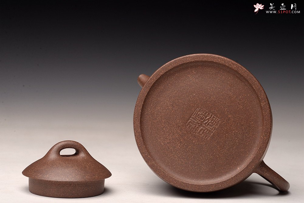 紫砂壶图片：周斌全手新作 朴素敦厚 全手秦权 文气佳品 游心堂主人装饰 油润段泥 - 宜兴紫砂壶网