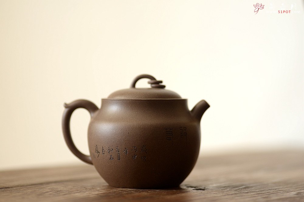 紫砂壶图片：造型新颖 耐品可人 全手青段禅钟 国师和石装饰 - 宜兴紫砂壶网