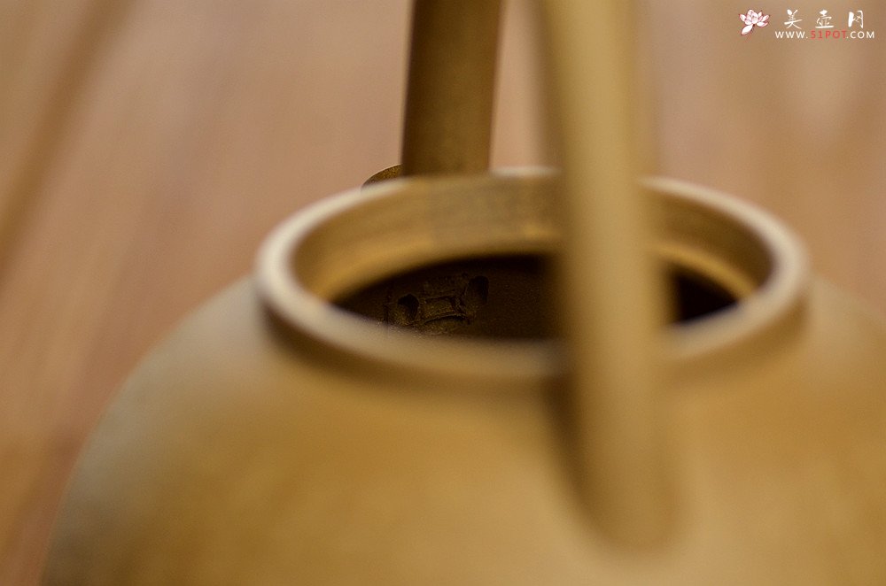 紫砂壶图片：淞庐作品 雅致文气 煮茶品茗~全手心经提梁 - 宜兴紫砂壶网