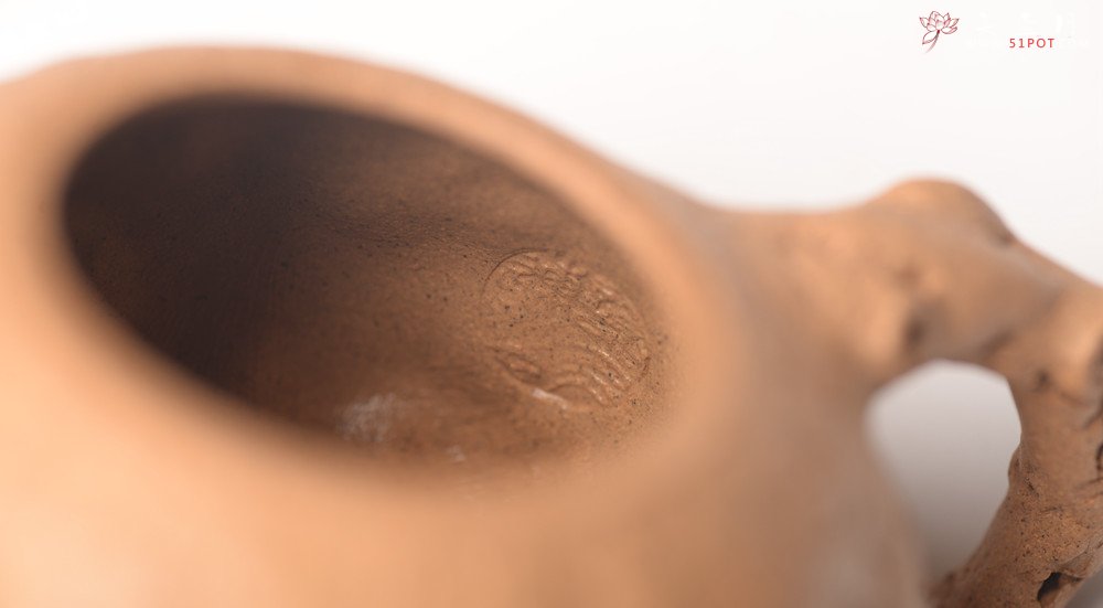 紫砂壶图片：谢多莲丙申初夏 肌理自然生动  全手小龚春 古朴之味 - 宜兴紫砂壶网