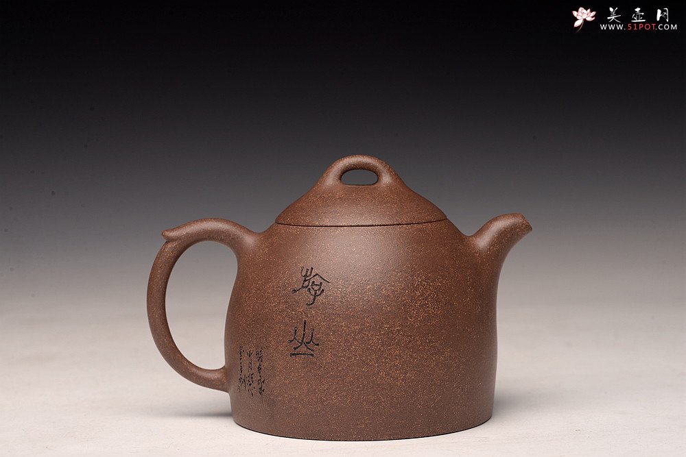 紫砂壶图片：周斌全手新作 朴素敦厚 全手秦权 文气佳品 游心堂主人装饰 油润段泥 - 宜兴紫砂壶网