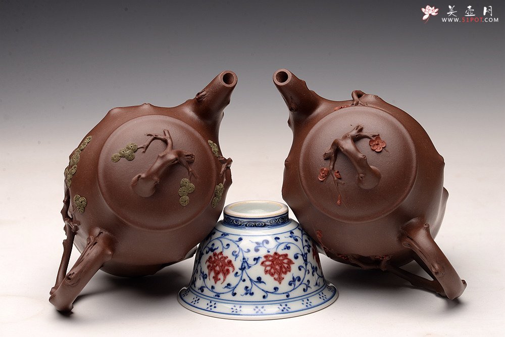 紫砂壶图片： 苍劲之意 古拙之风 单志萍松梅对桩 经典花货题材 - 宜兴紫砂壶网