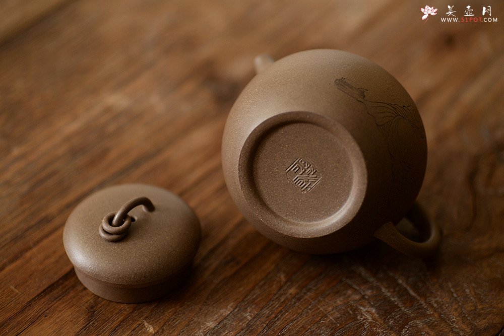 紫砂壶图片：造型新颖 耐品可人 全手青段禅钟 国师和石装饰 - 宜兴紫砂壶网