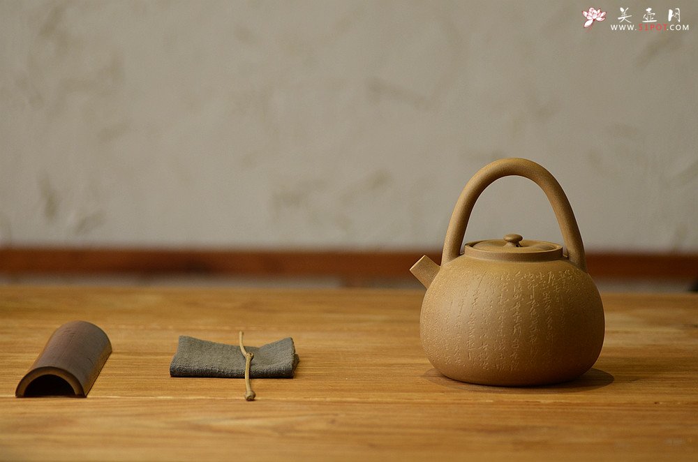 紫砂壶图片：淞庐作品 雅致文气 煮茶品茗~全手心经提梁 - 宜兴紫砂壶网