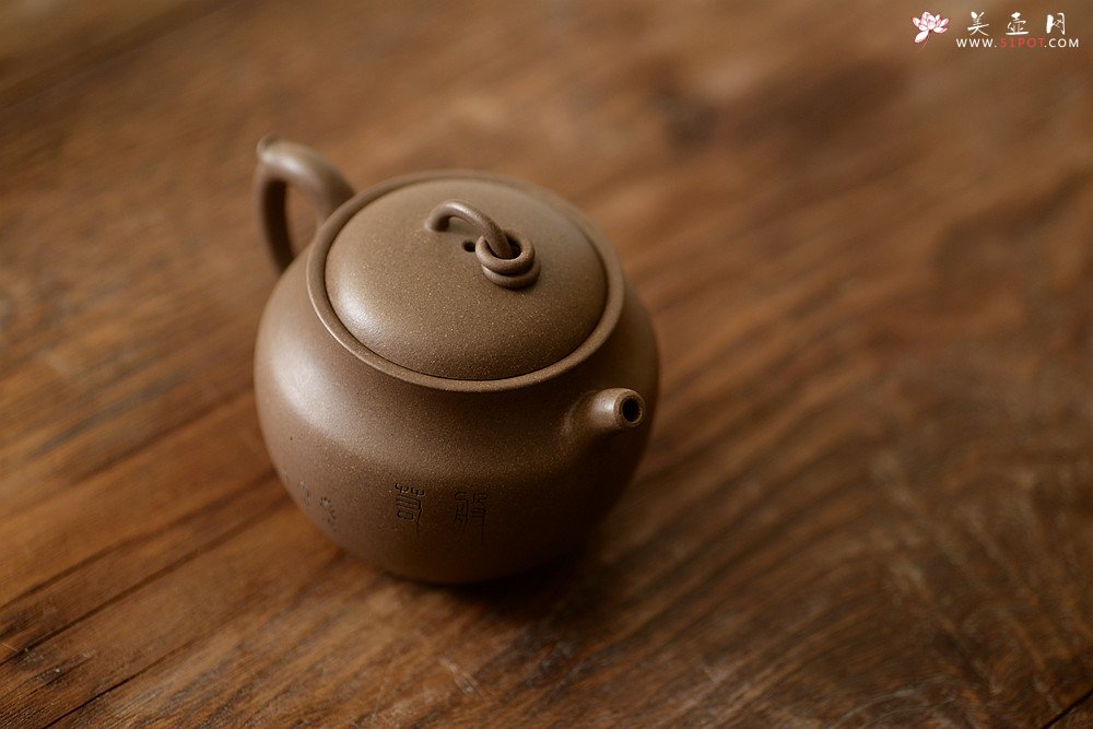 紫砂壶图片：造型新颖 耐品可人 全手青段禅钟 国师和石装饰 - 宜兴紫砂壶网