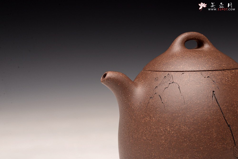 紫砂壶图片：周斌全手新作 朴素敦厚 全手秦权 文气佳品 游心堂主人装饰 油润段泥 - 宜兴紫砂壶网