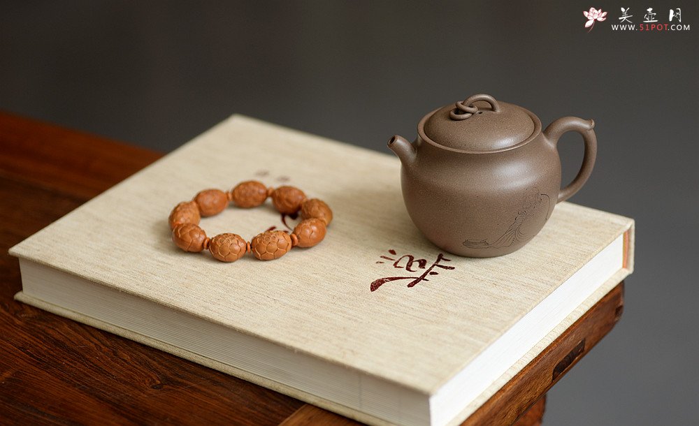 紫砂壶图片：造型新颖 耐品可人 全手青段禅钟 国师和石装饰 - 宜兴紫砂壶网
