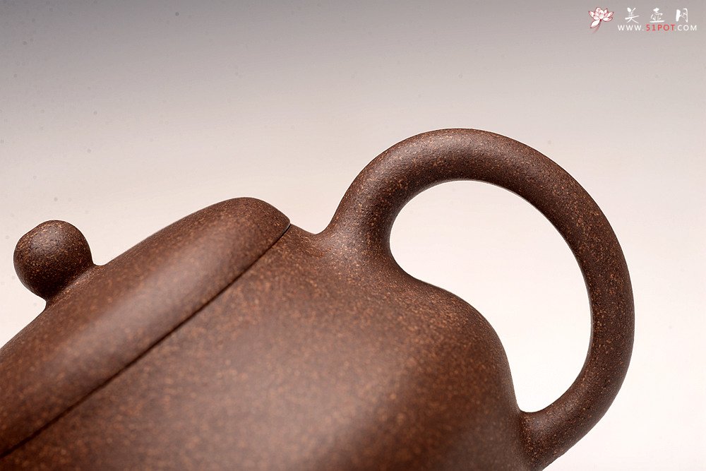 紫砂壶图片：周斌丙申夏新作 上下刹凹 挺拔秀气 小品高虚扁 油润老青灰 - 宜兴紫砂壶网