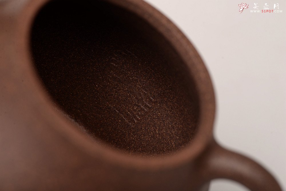 紫砂壶图片：周斌丙申夏新作 上下刹凹 挺拔秀气 小品高虚扁 油润老青灰 - 宜兴紫砂壶网