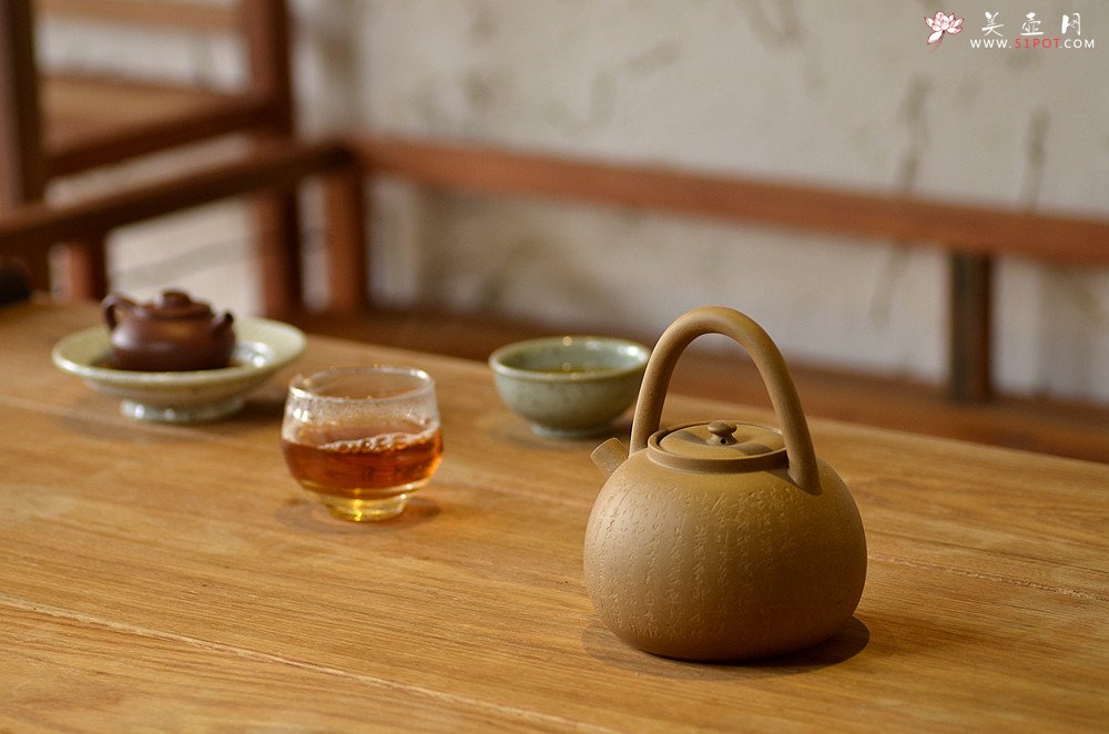 紫砂壶图片：淞庐作品 雅致文气 煮茶品茗~全手心经提梁 - 宜兴紫砂壶网