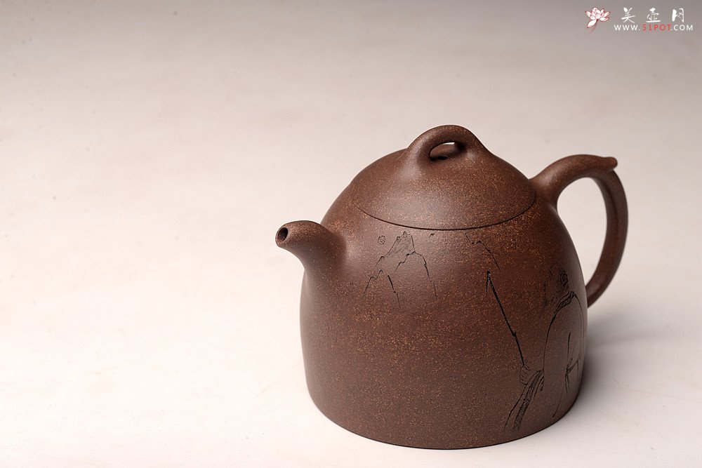 紫砂壶图片：周斌全手新作 朴素敦厚 全手秦权 文气佳品 游心堂主人装饰 油润段泥 - 宜兴紫砂壶网
