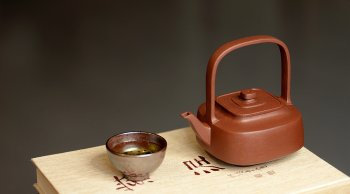 紫砂壶图片：于洪跃丙申初夏新品 单片拍打 挺拔俊秀 柔中带刚 四方提璧  - 宜兴紫砂壶网