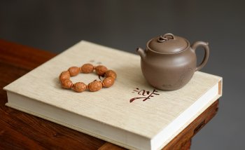 紫砂壶图片：造型新颖 耐品可人 全手青段禅钟 国师和石装饰 - 宜兴紫砂壶网