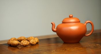 紫砂壶图片：于洪霞丙申春 原创全手作品 朱泥灵龙 秀雅耐品 刹凹仅一只 - 宜兴紫砂壶网