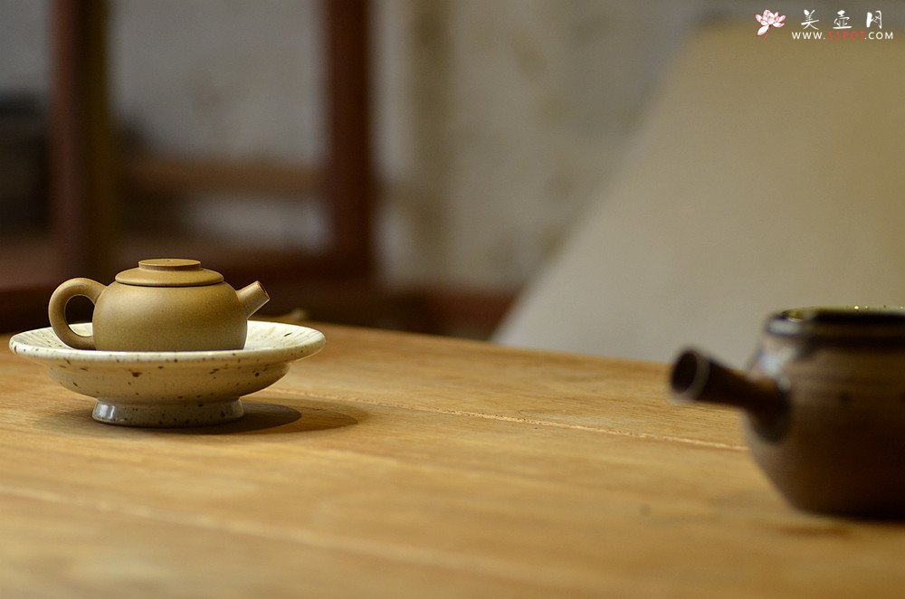 紫砂壶图片：美壶特惠 茶人最爱 古朴小品 实用小巨轮~紫泥 段泥一对 - 宜兴紫砂壶网