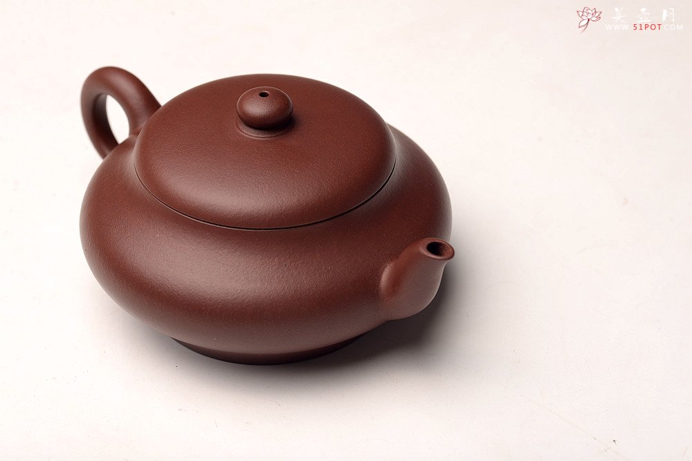 紫砂壶图片：邵春良近作  光素经典 传统全手技法 上下均刹凹 扁灯 优质老清水 - 宜兴紫砂壶网