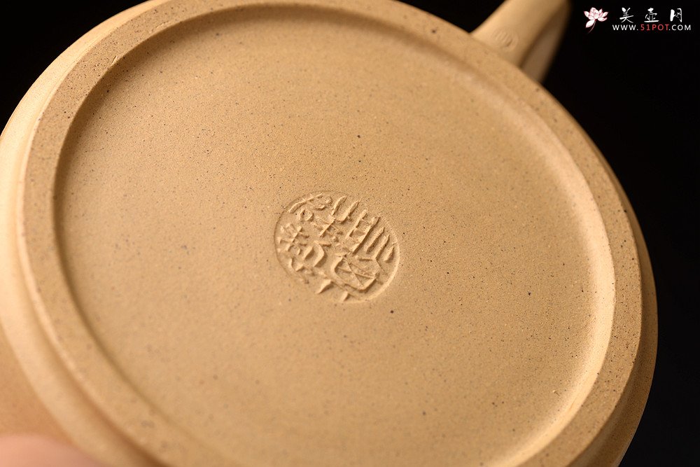 紫砂壶图片：耿其群全手精品 单片拍打 纯净本绿 传统经典 周盘 - 宜兴紫砂壶网