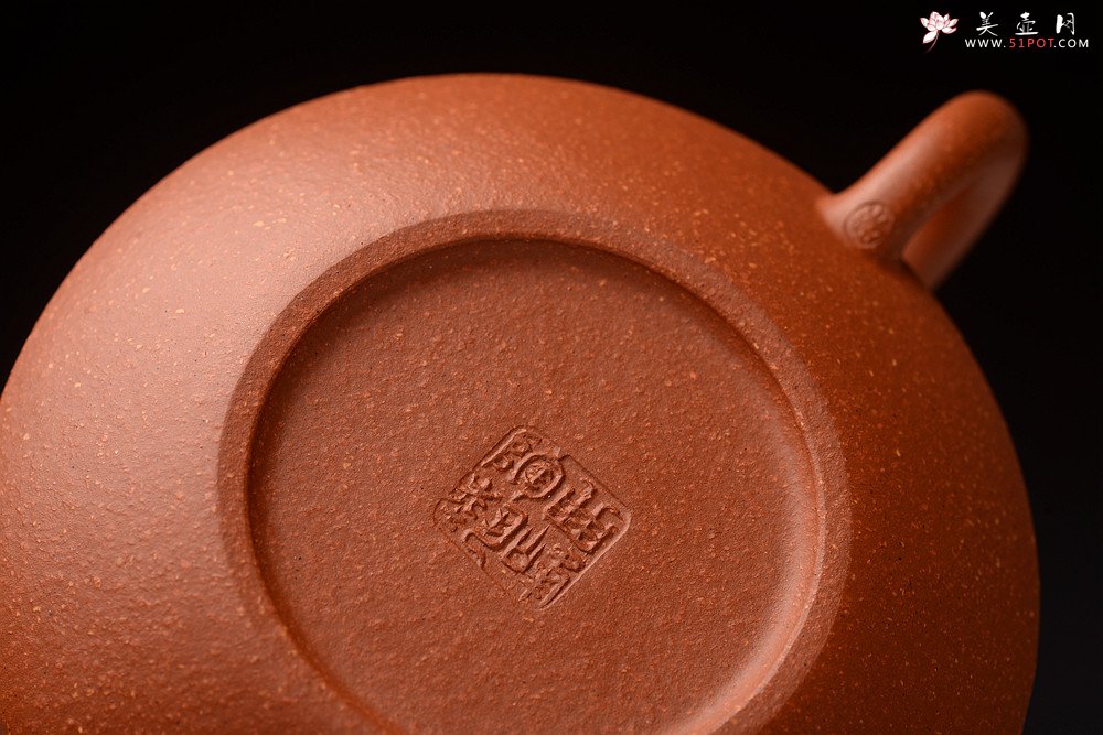 紫砂壶图片：曲峰丙申夏 摹古之作 陶兴双刀装饰 优质降坡泥 扁石 大口实用 - 宜兴紫砂壶网