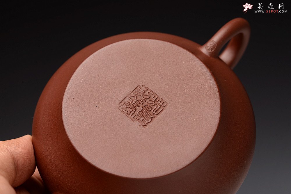 紫砂壶图片：邵春良近作  光素经典 传统全手技法 上下均刹凹 扁灯 优质老清水 - 宜兴紫砂壶网