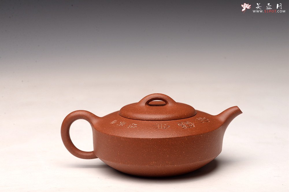 紫砂壶图片：曲峰丙申夏 摹古之作 陶兴双刀装饰 优质降坡泥 扁石 大口实用 - 宜兴紫砂壶网
