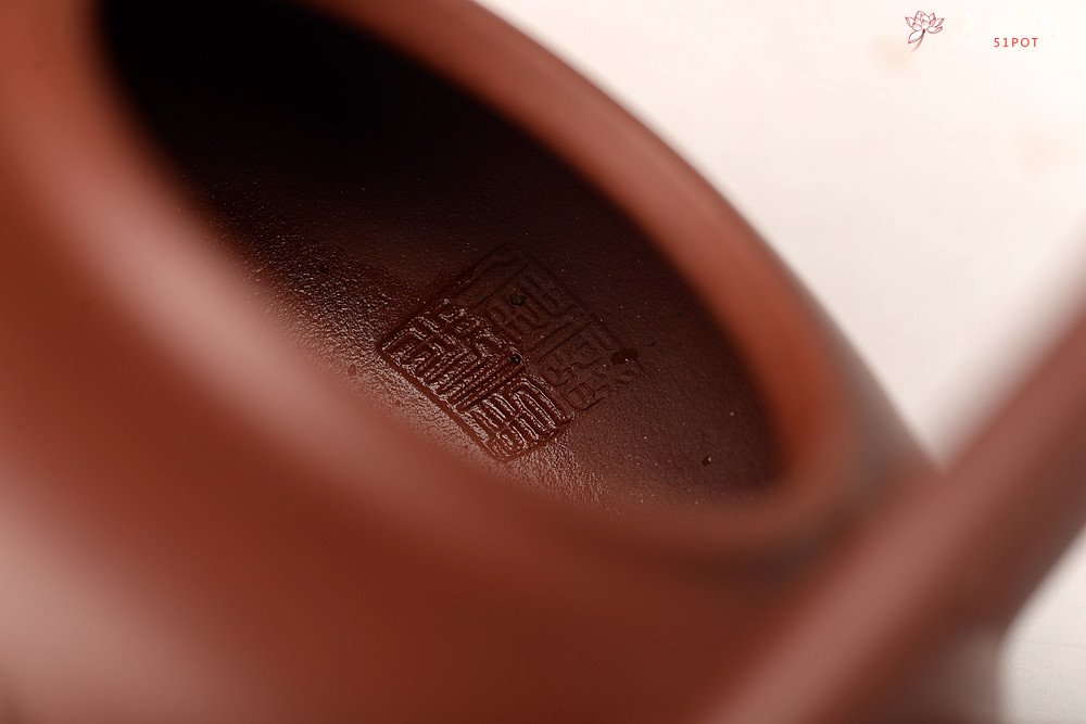 紫砂壶图片：储俊伟丙申夏全手精品 大气磅礴 四号井底槽青 摹古太湖石提梁 - 宜兴紫砂壶网