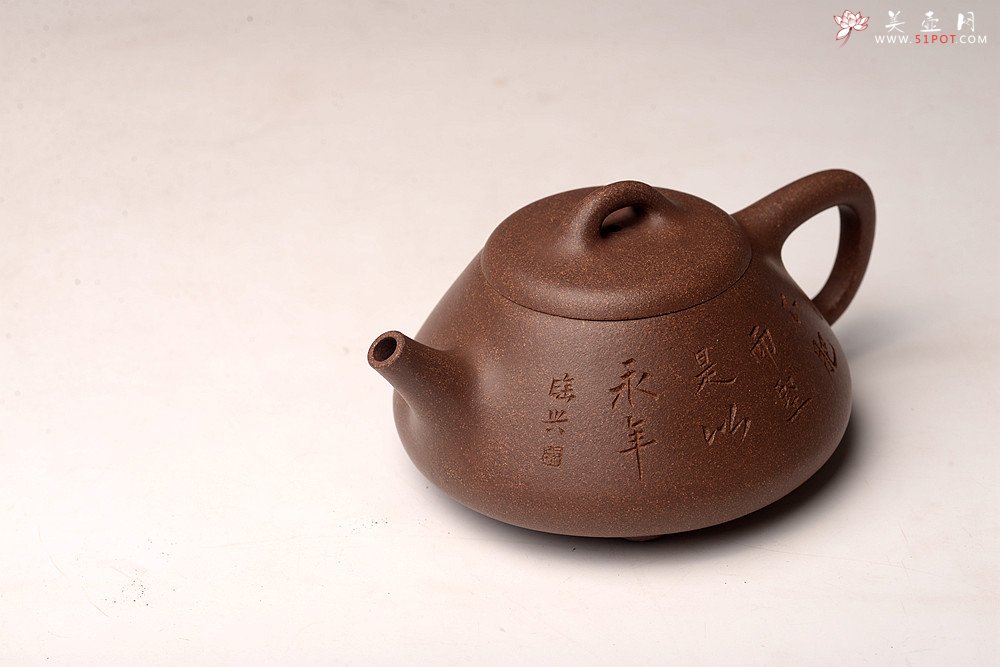 紫砂壶图片：陶兴双刀不肥而坚是以永年 周斌全手曼生石瓢 古朴文气 高温青灰泥 - 宜兴紫砂壶网