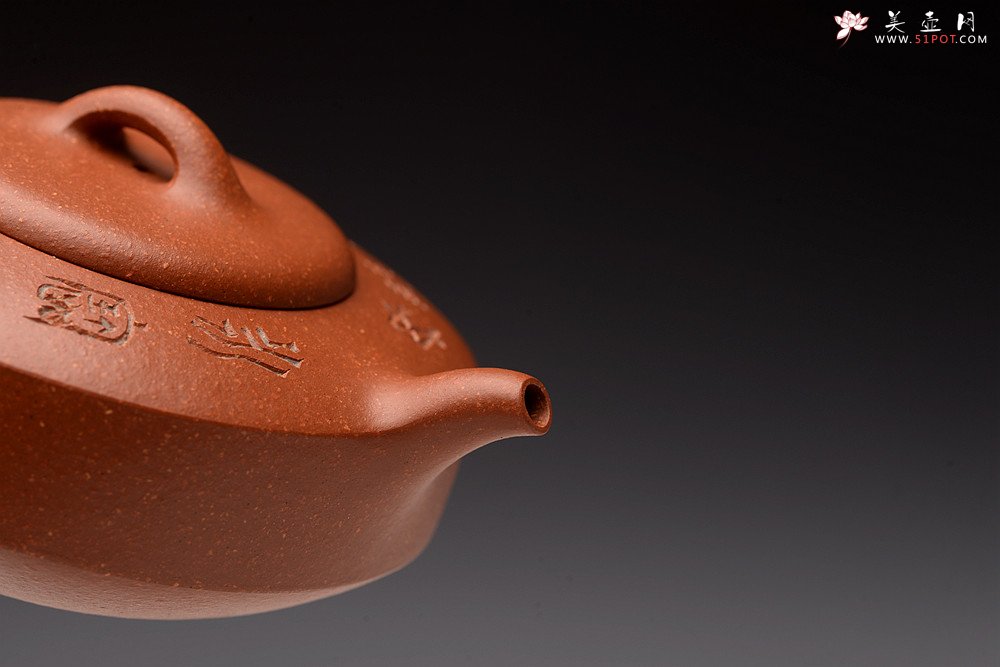 紫砂壶图片：曲峰丙申夏 摹古之作 陶兴双刀装饰 优质降坡泥 扁石 大口实用 - 宜兴紫砂壶网