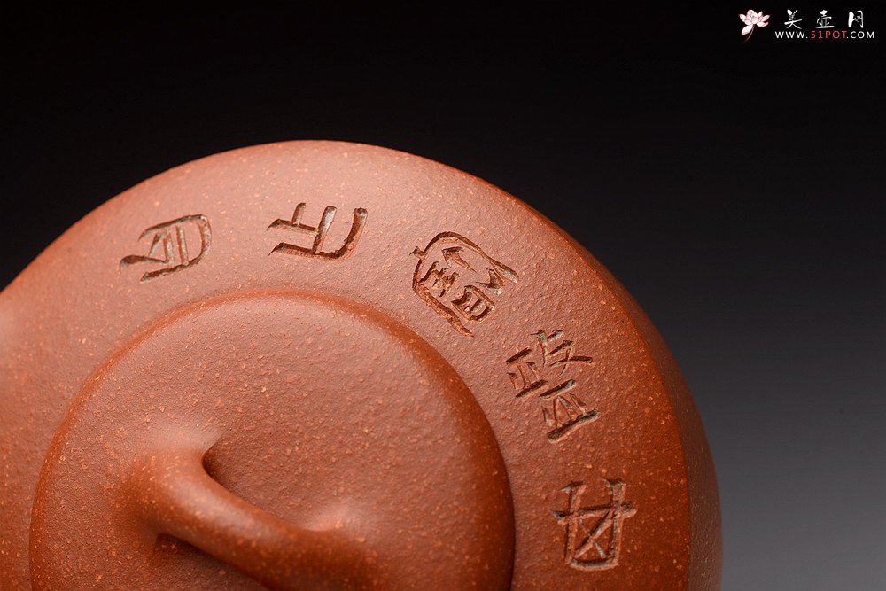 紫砂壶图片：曲峰丙申夏 摹古之作 陶兴双刀装饰 优质降坡泥 扁石 大口实用 - 宜兴紫砂壶网