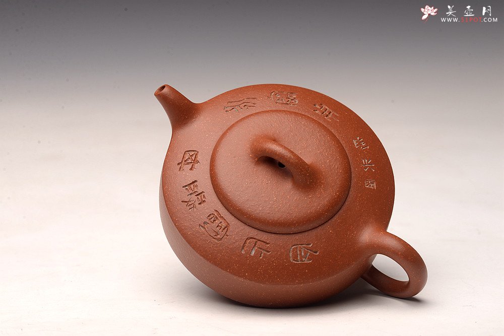 紫砂壶图片：曲峰丙申夏 摹古之作 陶兴双刀装饰 优质降坡泥 扁石 大口实用 - 宜兴紫砂壶网