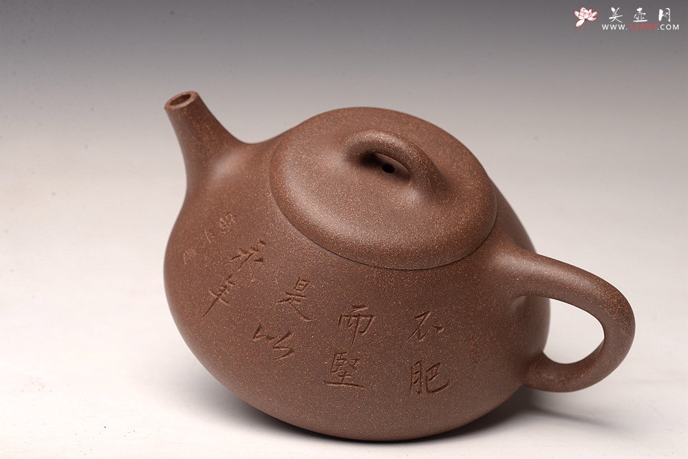 紫砂壶图片：陶兴双刀不肥而坚是以永年 周斌全手曼生石瓢 古朴文气 高温青灰泥 - 宜兴紫砂壶网