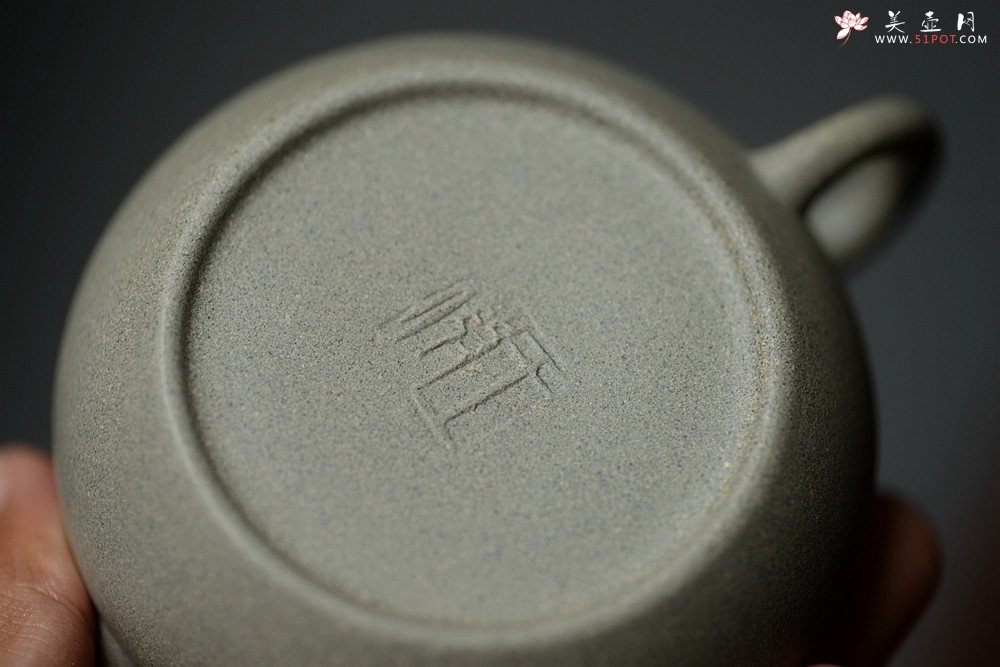 紫砂壶图片：王薇实用全手 圆润可人 优质青段 小玉扁 - 宜兴紫砂壶网