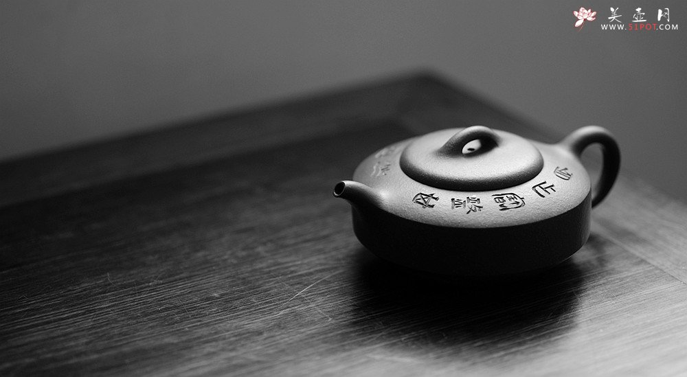 紫砂壶图片：曲峰丙申夏 摹古之作 陶兴双刀装饰 优质降坡泥 扁石 大口实用 - 宜兴紫砂壶网