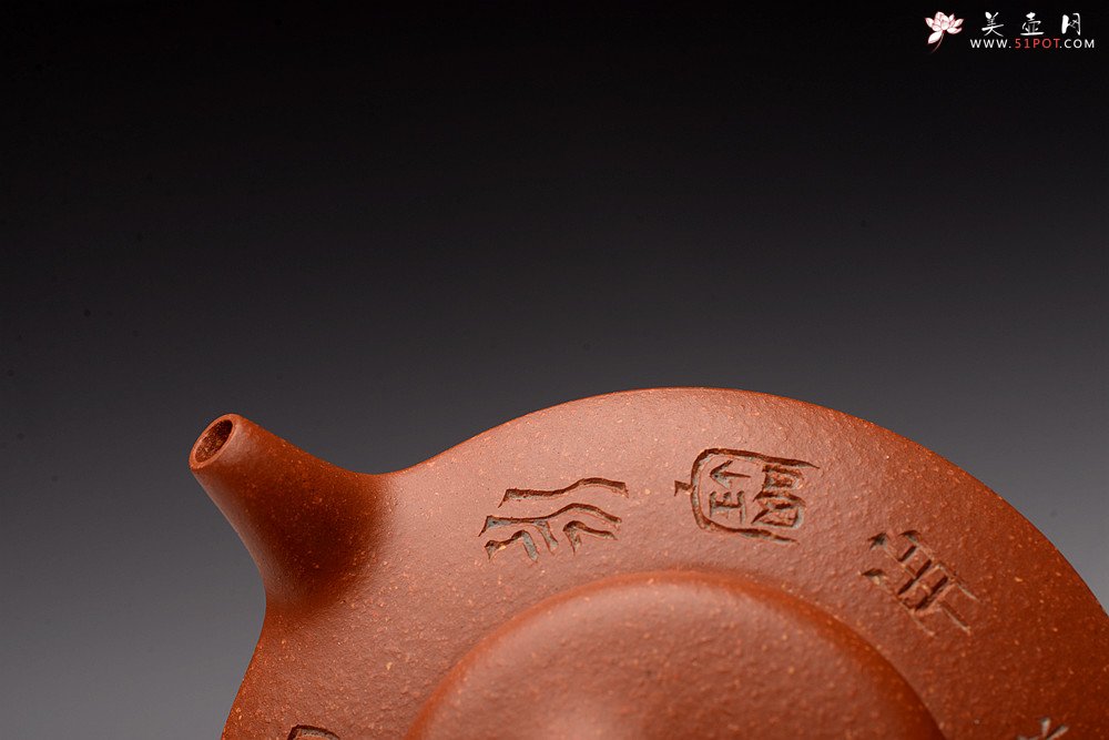 紫砂壶图片：曲峰丙申夏 摹古之作 陶兴双刀装饰 优质降坡泥 扁石 大口实用 - 宜兴紫砂壶网