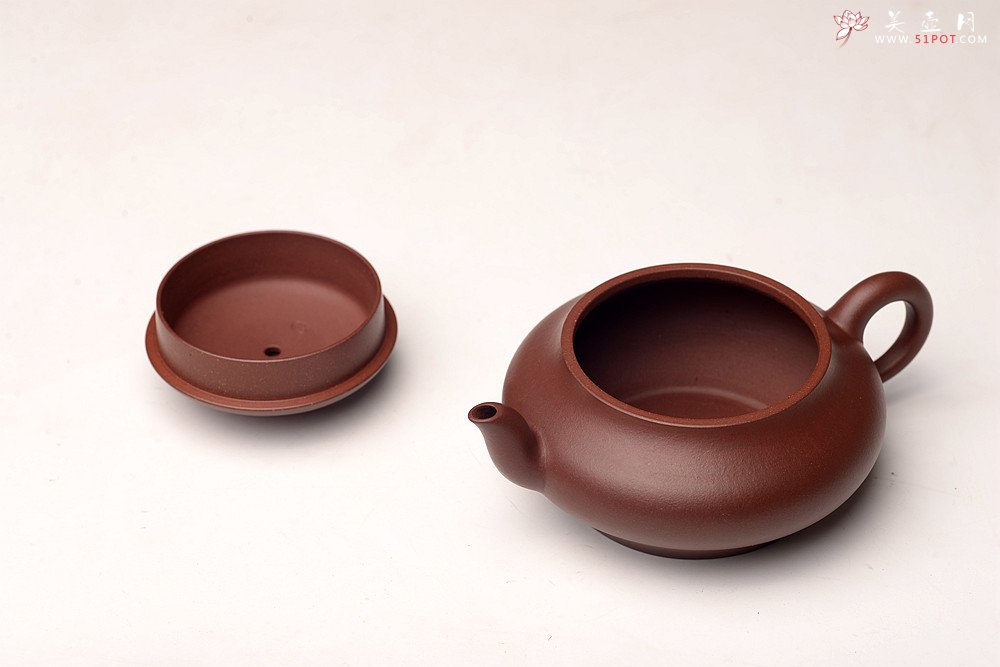 紫砂壶图片：邵春良近作  光素经典 传统全手技法 上下均刹凹 扁灯 优质老清水 - 宜兴紫砂壶网