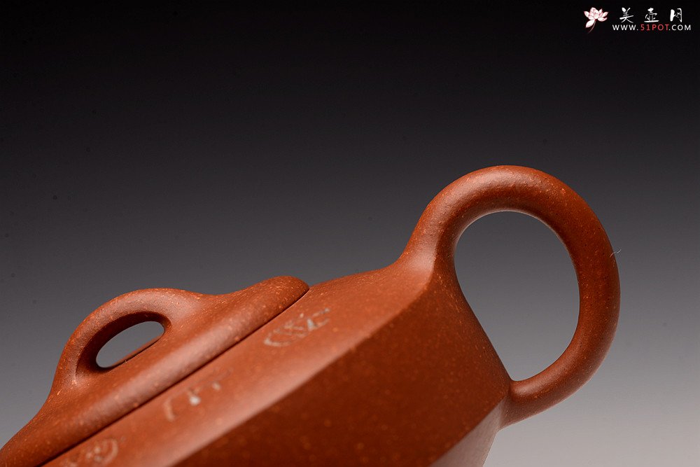 紫砂壶图片：曲峰丙申夏 摹古之作 陶兴双刀装饰 优质降坡泥 扁石 大口实用 - 宜兴紫砂壶网