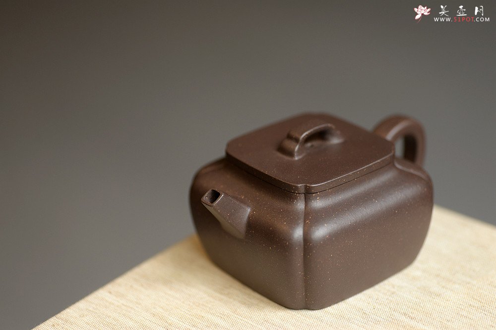 紫砂壶图片：何卫枫丙申夏全手新作古朴文气 方中见圆 清逸 抽角璞方 - 宜兴紫砂壶网
