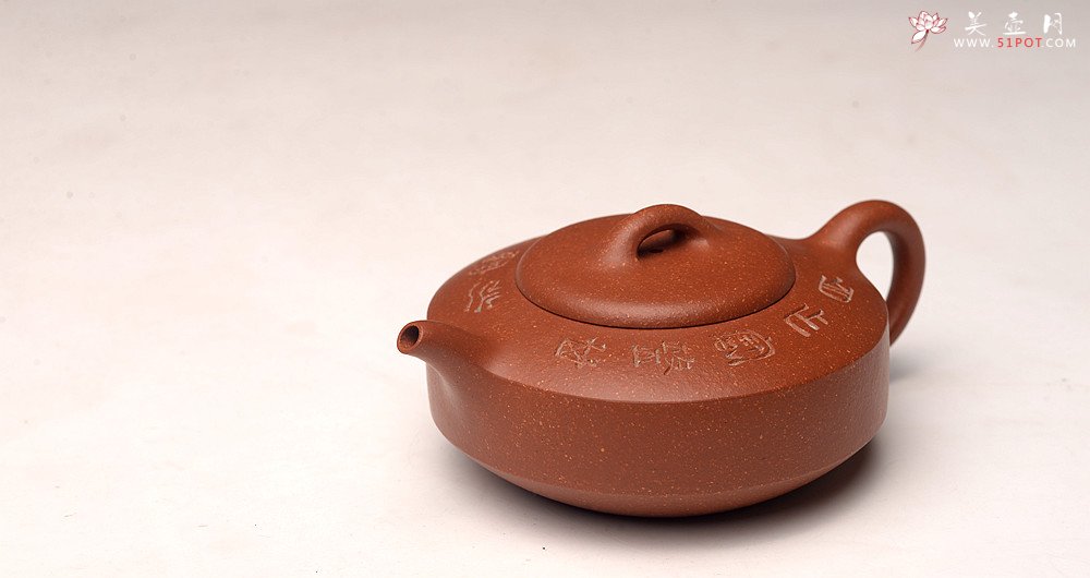 紫砂壶图片：曲峰丙申夏 摹古之作 陶兴双刀装饰 优质降坡泥 扁石 大口实用 - 宜兴紫砂壶网