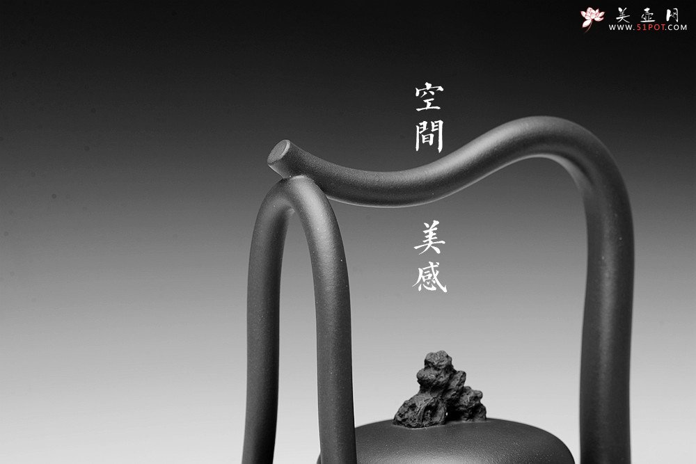 紫砂壶图片：储俊伟丙申夏全手精品 大气磅礴 四号井底槽青 摹古太湖石提梁 - 宜兴紫砂壶网