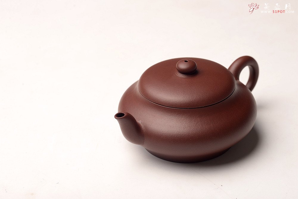 紫砂壶图片：邵春良近作  光素经典 传统全手技法 上下均刹凹 扁灯 优质老清水 - 宜兴紫砂壶网